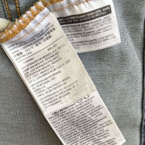 💥 Levi’s Star Studded Denim Trucker Vest 💥
✨All-American Classic sz Medium EUC - Picture 4 of 11
